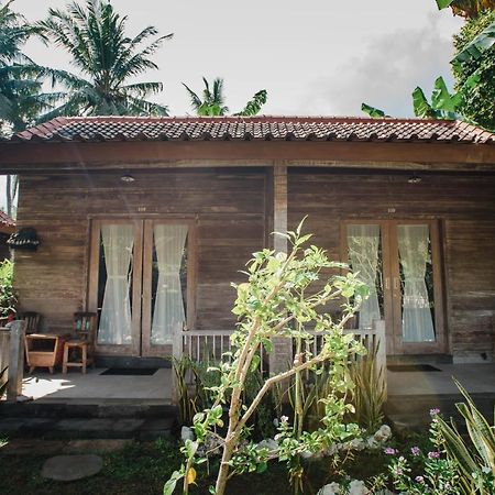 Acala Hostel & Reef Bar Toyapakeh Екстериор снимка