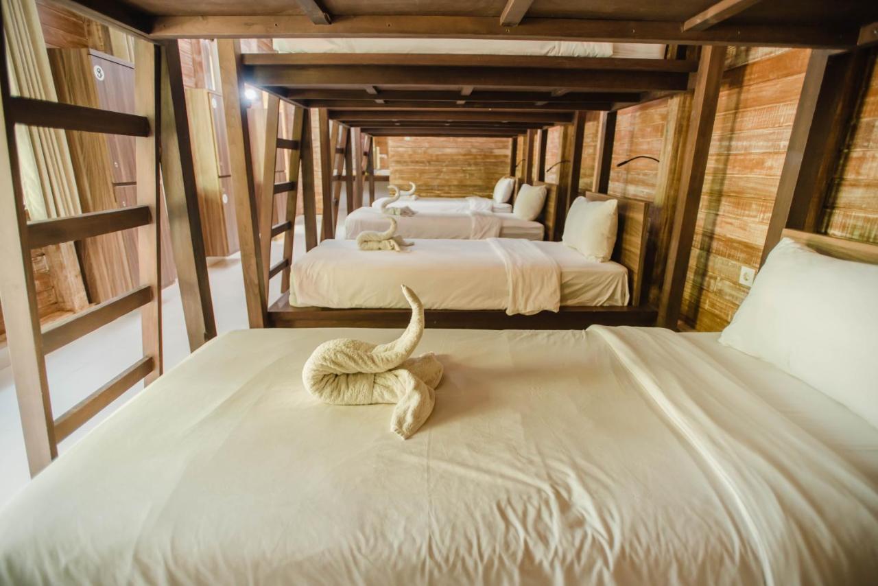 Acala Hostel & Reef Bar Toyapakeh Екстериор снимка