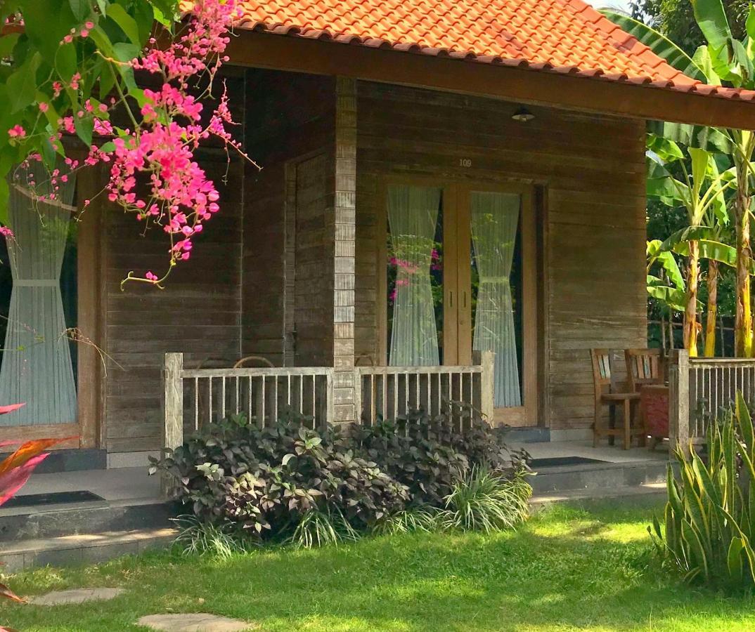 Acala Hostel & Reef Bar Toyapakeh Екстериор снимка